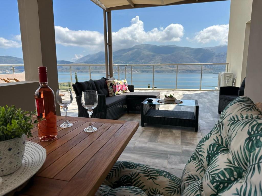 里科索翁Villa Argyro的客厅配有桌子,享有海景