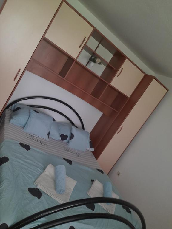 洛帕Leon的一间小卧室,配有一张带镜子的床