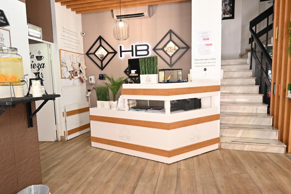 托雷维耶哈Hostal HB Torrevieja的一间咖啡店,房间内设有楼梯