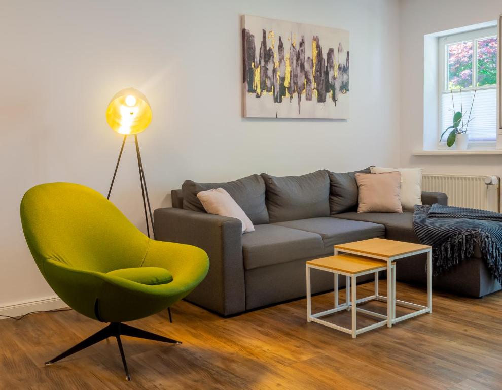 奥尔珀Apartment DaVinci - Sauna, Kamin, Garten, E-Bikes的客厅配有沙发、椅子和桌子