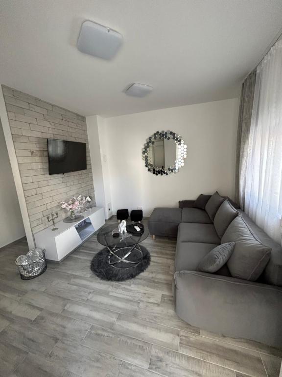 维尔Apartman Petra的客厅配有沙发和桌子