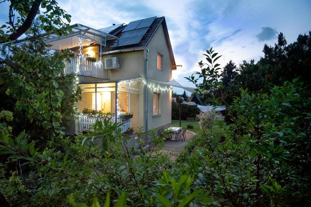 韦赖谢吉哈兹MaMaison的旁边设有太阳能电池板的房子