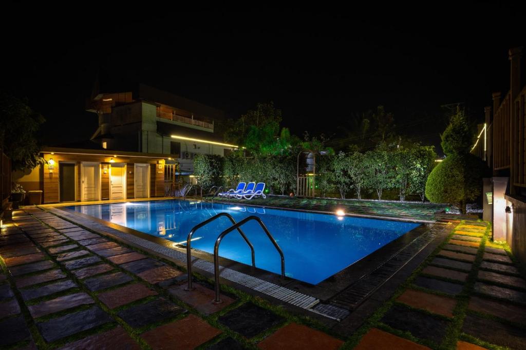 AnachalStar Emirates Luxury Resort and Spa, Munnar的游泳池周围设有椅子