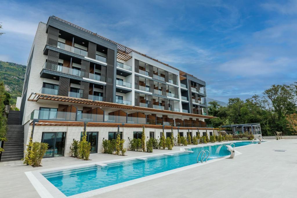 蒂瓦特Montenegro Lodge的大楼前设有游泳池的酒店