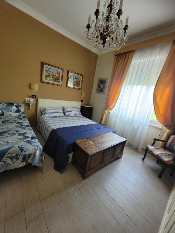 萨沃纳b&b bellavista的一间卧室配有一张床和一个吊灯