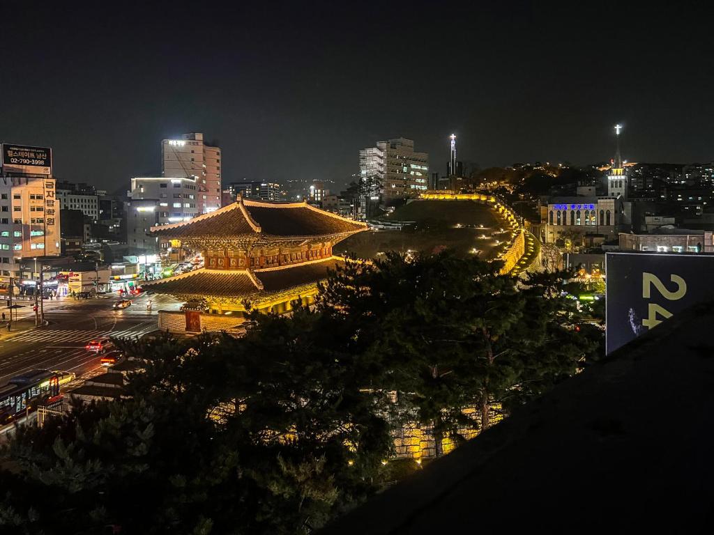 首尔东大门市场24号旅馆的享有夜间城市美景,设有一座建筑