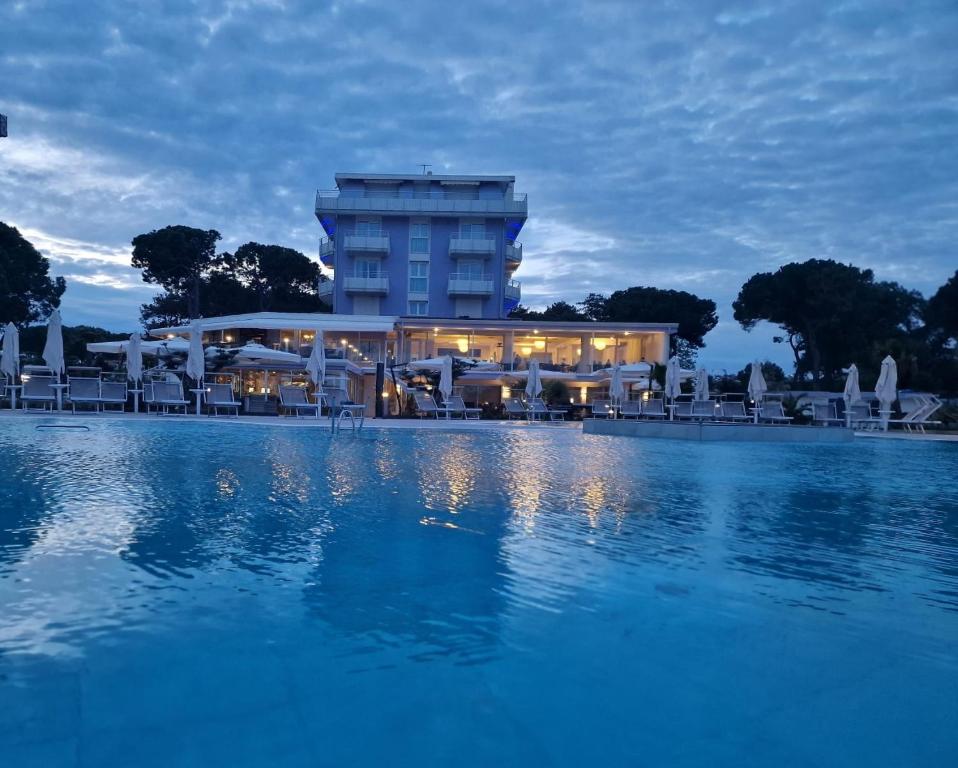 卡奥莱法提内罗酒店的大楼前设有游泳池的酒店