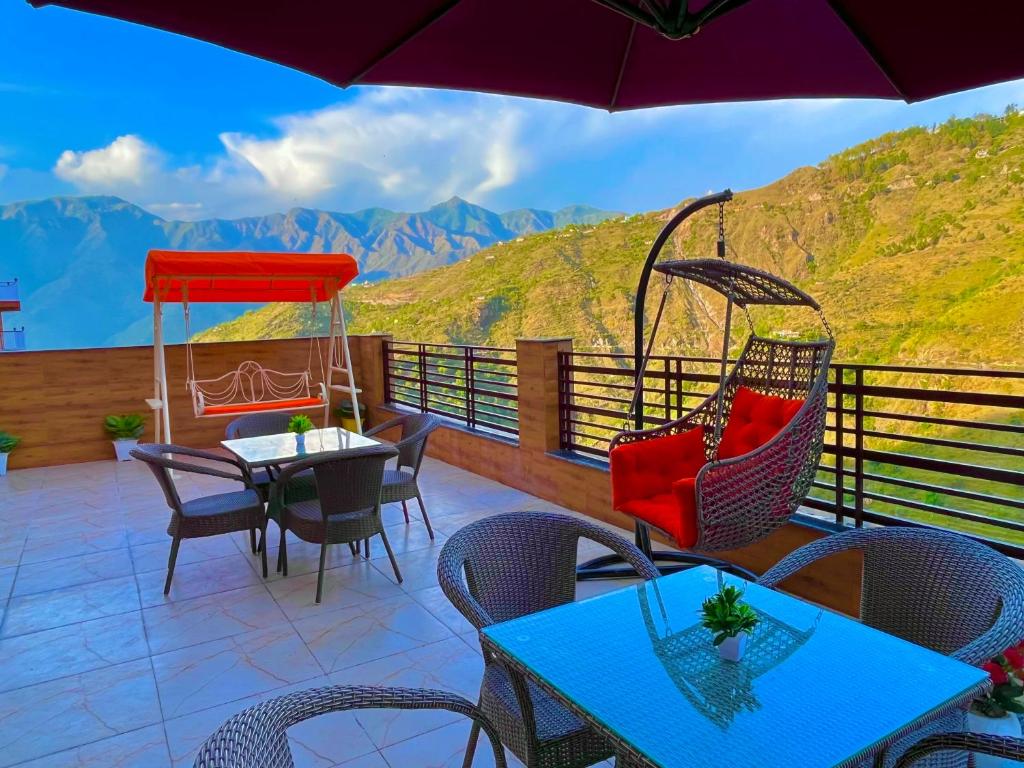 穆索里Doon Nature Valley Resort, Kempty Fall Mussoorie的一个带桌椅和遮阳伞的庭院