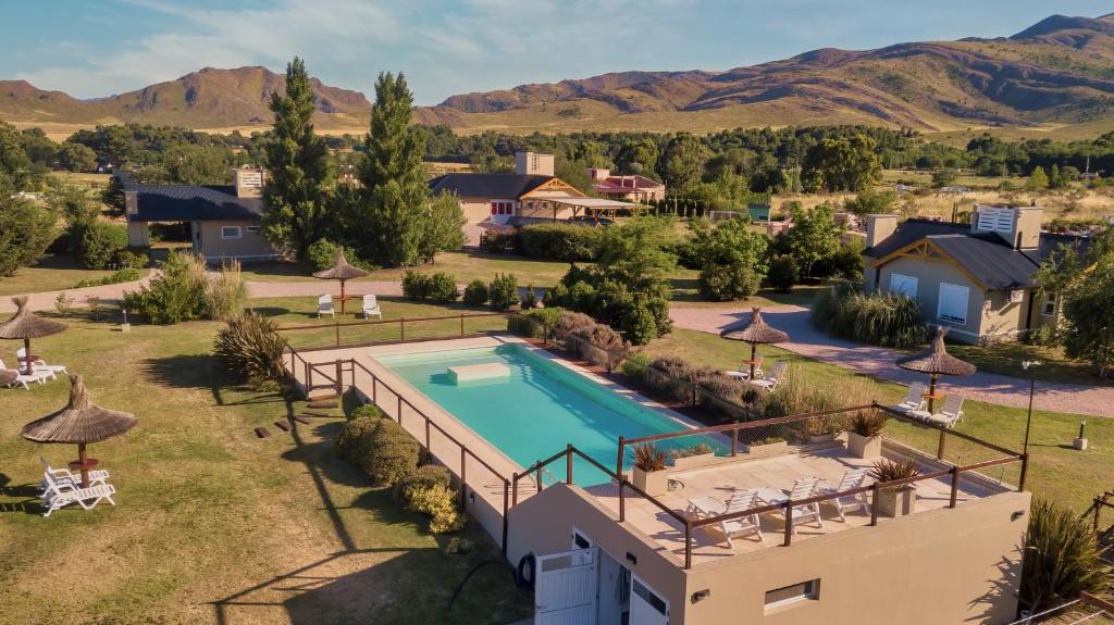 San Andres de las SierrasLos Llantenes的享有带游泳池的房屋的空中景致