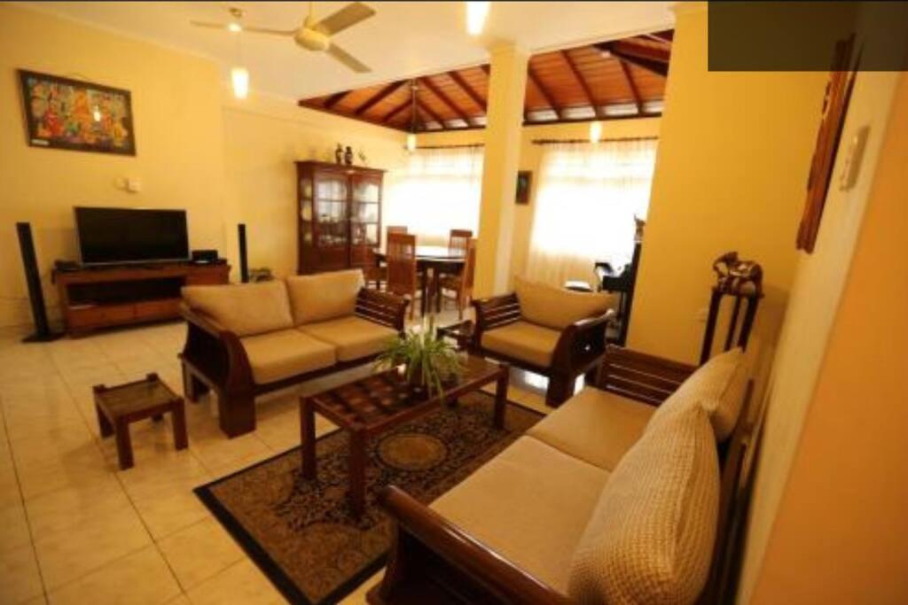 康提Reverie Hill Bungalow, Kandy的客厅配有沙发、椅子和电视