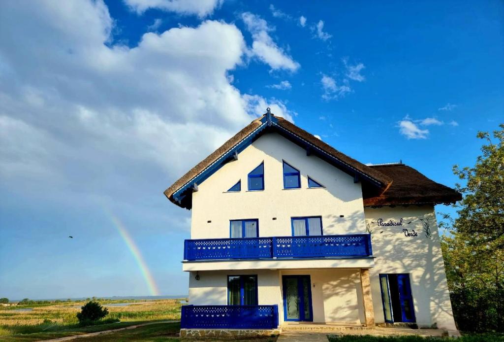 茹里洛夫卡Paradisul Verde的一座有彩虹的房屋
