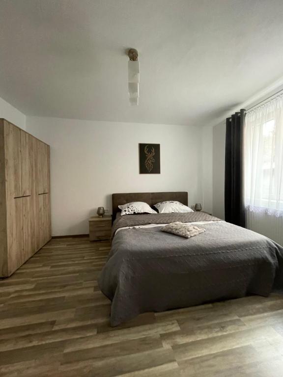 锡比乌La Mary in Old Town的一间卧室设有一张大床和一个窗户。