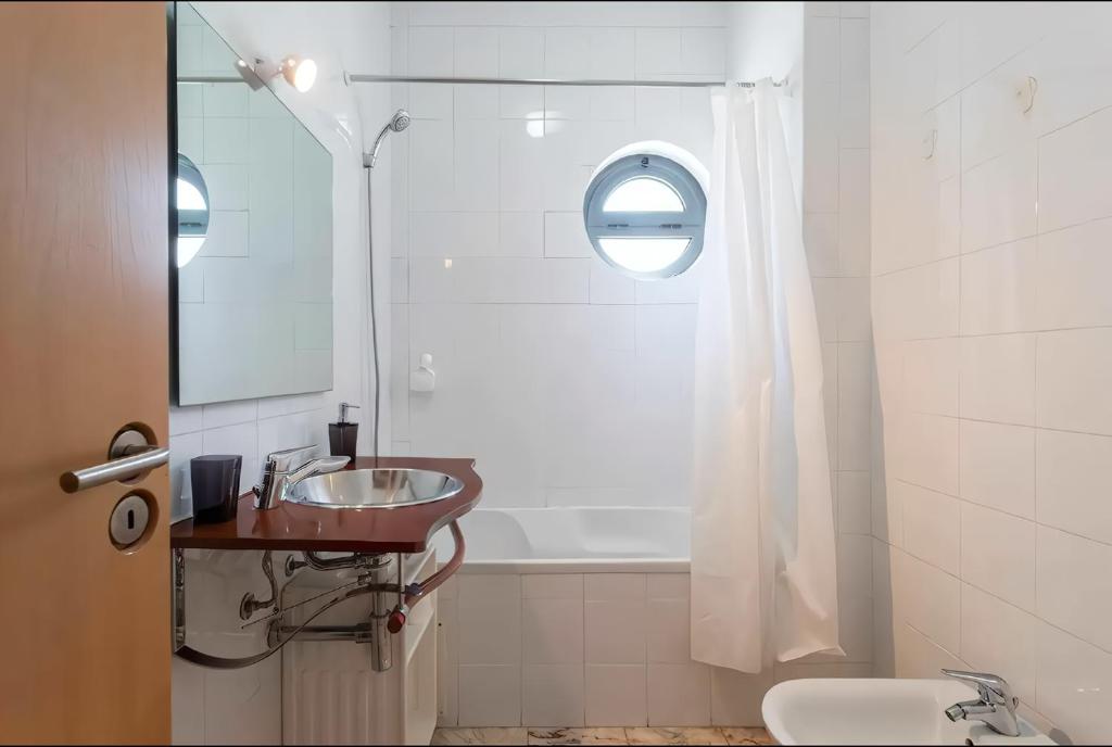 奎恩塔杜安乔Arrábida Resort的浴室配有盥洗盆和浴缸。