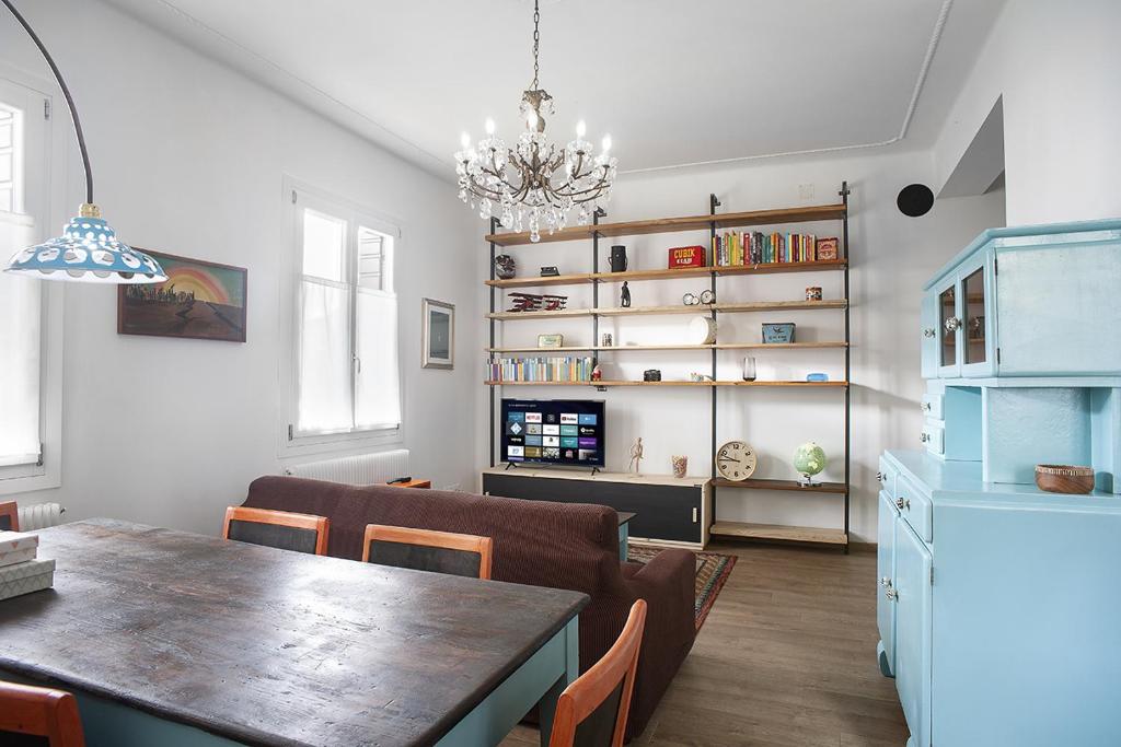维托里奥·威尼托Casa Dotto的厨房以及带桌椅的用餐室。
