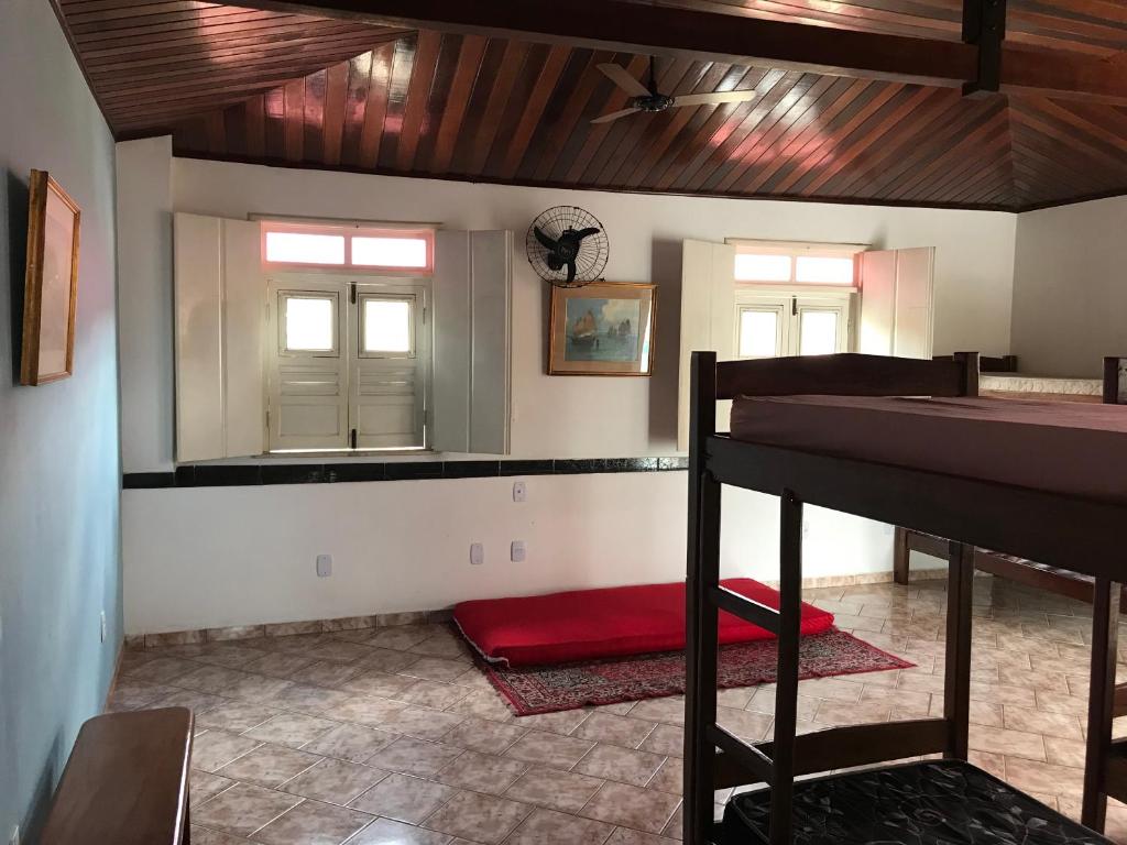 伦索伊斯Chapadão Hostel的客房设有双层床和2个窗户。