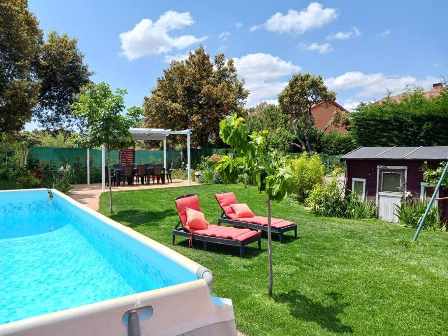 埃莱斯皮纳尔Chalet Las Dalias的后院设有带椅子和桌子的游泳池