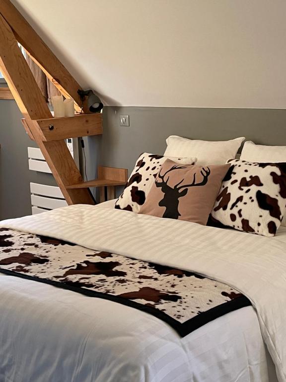 巴比松拉巴斯提德巴比松酒店的一间卧室配有一张带牛毛毯和梯子的床