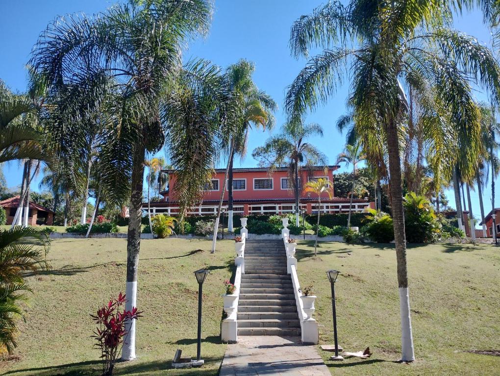 若阿诺波利斯Pousada Solar das Palmeiras的通往棕榈树红色建筑的楼梯