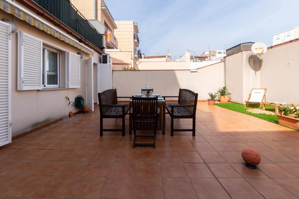 马塔罗Apartamento con gran patio y excelente ubicación!的一个带桌椅和篮球的庭院