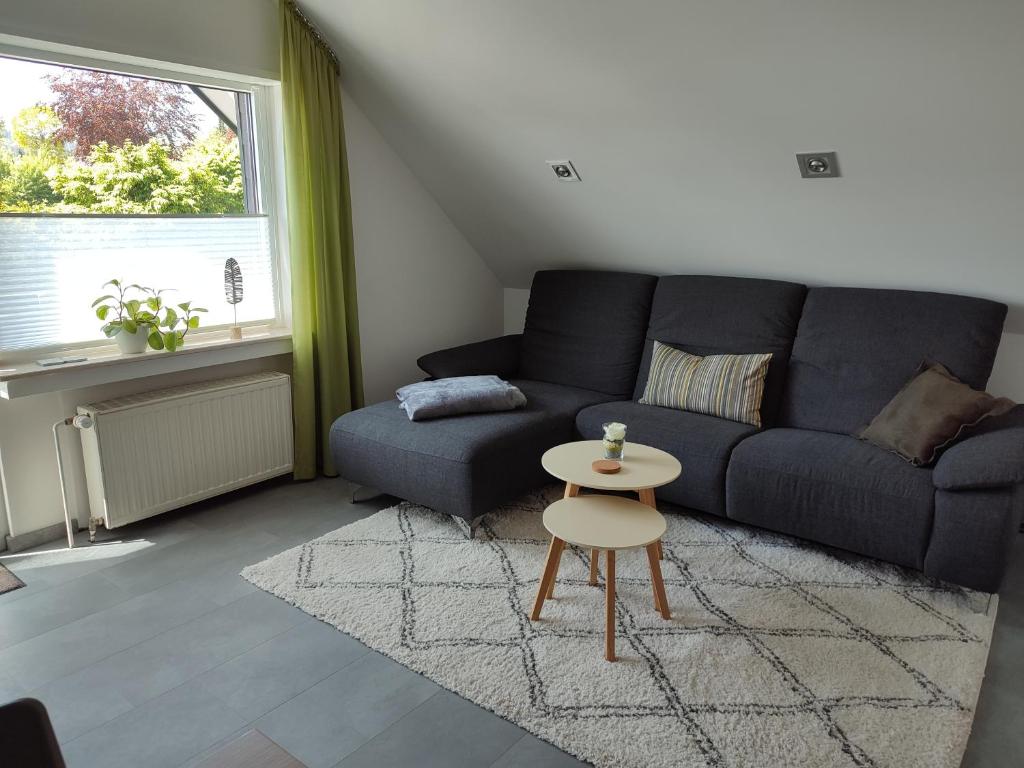 维林根Haus Alexandra的客厅配有沙发和桌子