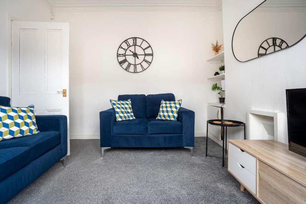达灵顿The Crown, Modern and Stylish Home from Home的客厅配有2张蓝色沙发和电视