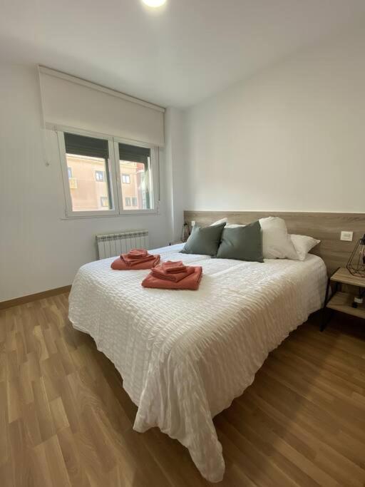 萨莫拉Apartamento NyA Zamora的一间卧室配有一张大床和两条毛巾