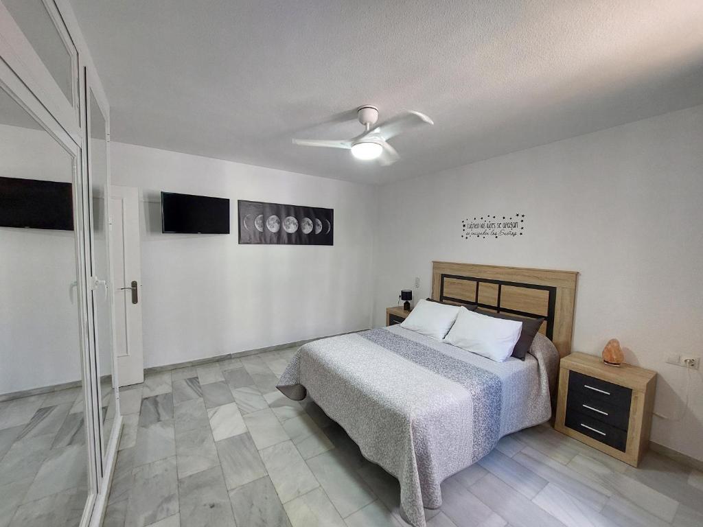 贝纳尔马德纳Apart Aleire Pueblo Evita的一间卧室设有一张床和一个玻璃淋浴间