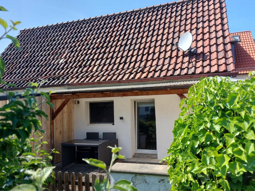 韦尼格罗德Kleine gemütliche Ferienwohnung günstige Lage的一座带黑炉屋顶的房子
