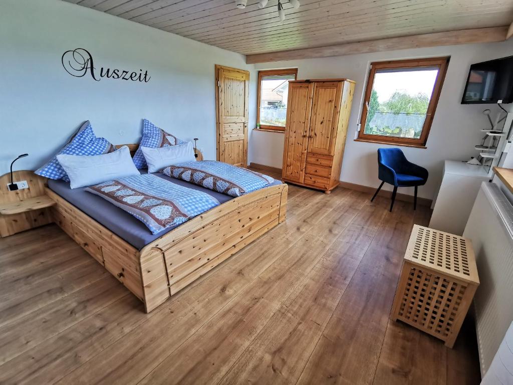 UntrasriedApartment Auszeit mit Küche viel Ruhe und Natur的一间卧室,卧室内配有一张大床