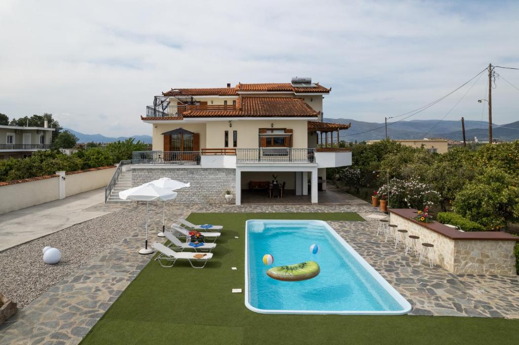 阿尔戈斯Villa Ero的一座带游泳池和房子的别墅