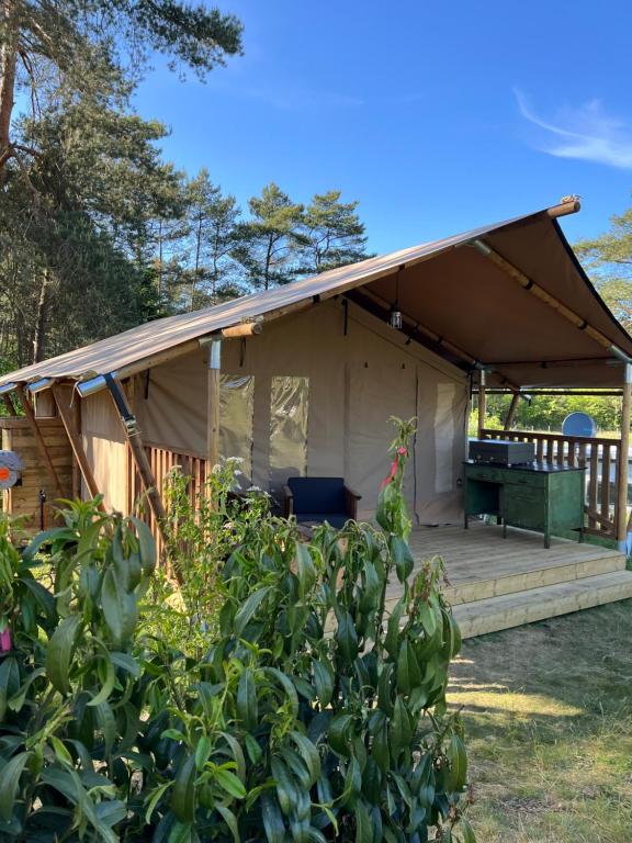 索尔陶Glampingzelt Heide - Lodge的庭院内带甲板的帐篷