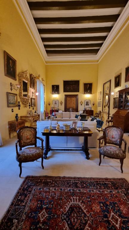 姆迪纳Palazzo del Prelato的一个带桌椅的大客厅