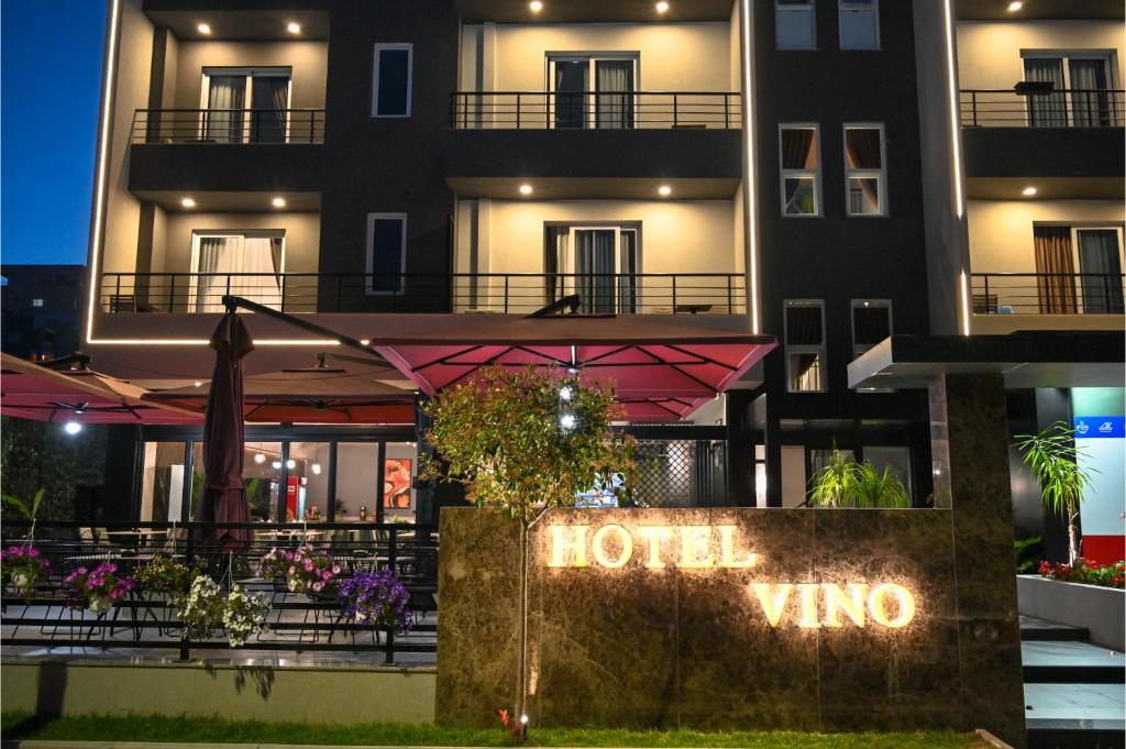 都拉斯Hotel Vino的带有读取酒店名称的标牌的酒店