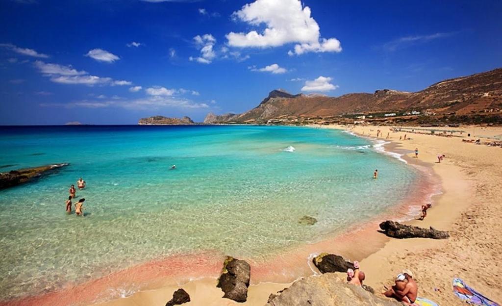 科林瓦里奥CARA Creta Home的水面上有很多人的海滩