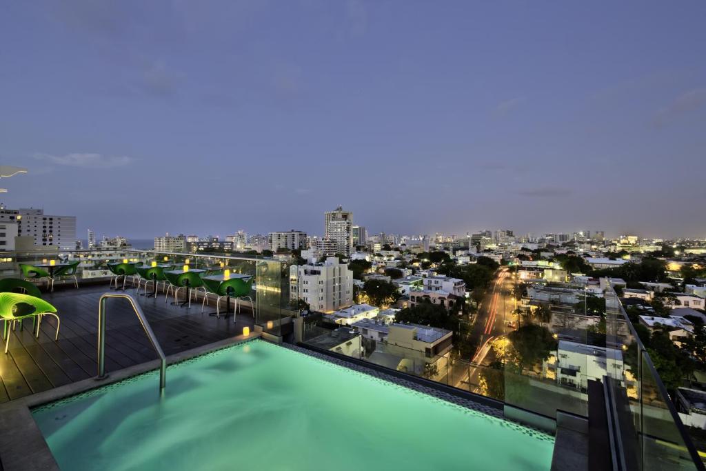 圣胡安西加拉豪华套房酒店 - 圣胡安的一座城市建筑屋顶上的游泳池