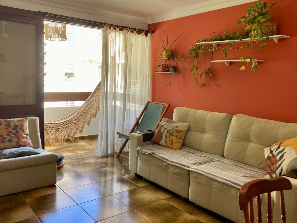 萨尔瓦多Suíte em Luna & Line的带沙发和窗户的客厅