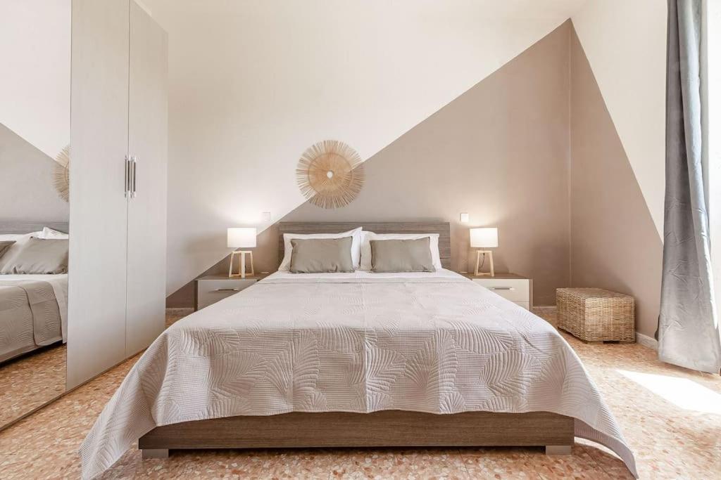 阿尔扎凯纳Elizabeth Guest House的白色卧室配有一张大床和两盏灯。