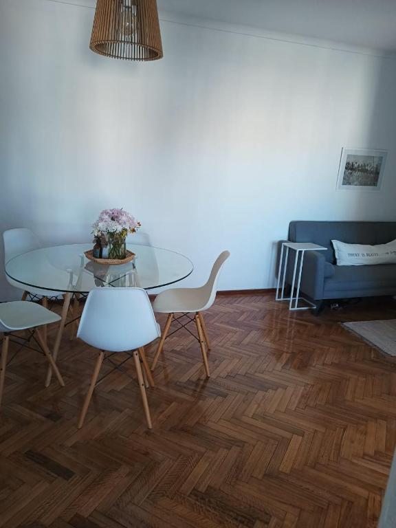 罗萨里奥Moderno Depto Pleno Centro的客厅配有桌椅和沙发