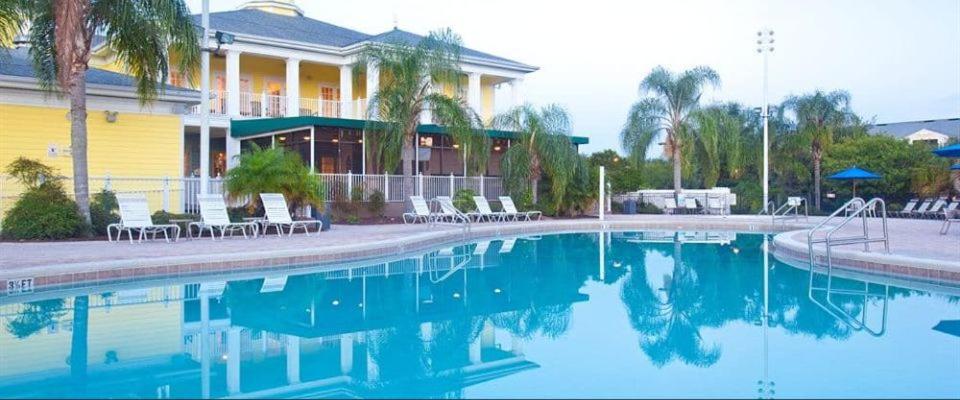 基西米Bahama Bay Resort & Spa - Deluxe Condo Apartments的棕榈树屋前的游泳池