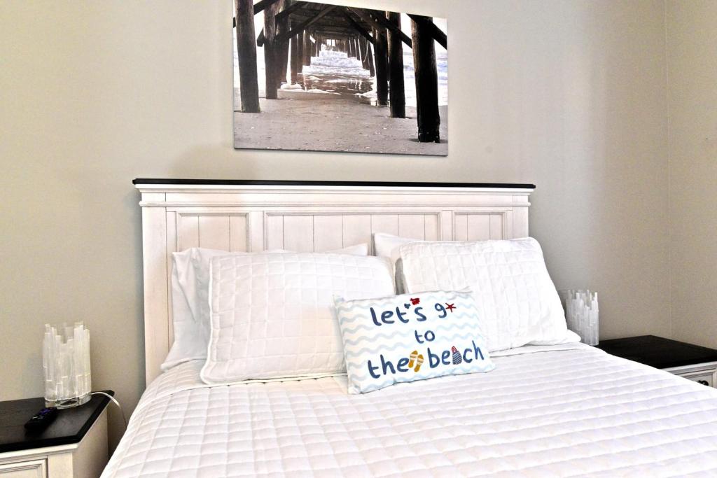 All New Luxury Beach Retreat 1 Mile to Beach w Pool客房内的一张或多张床位