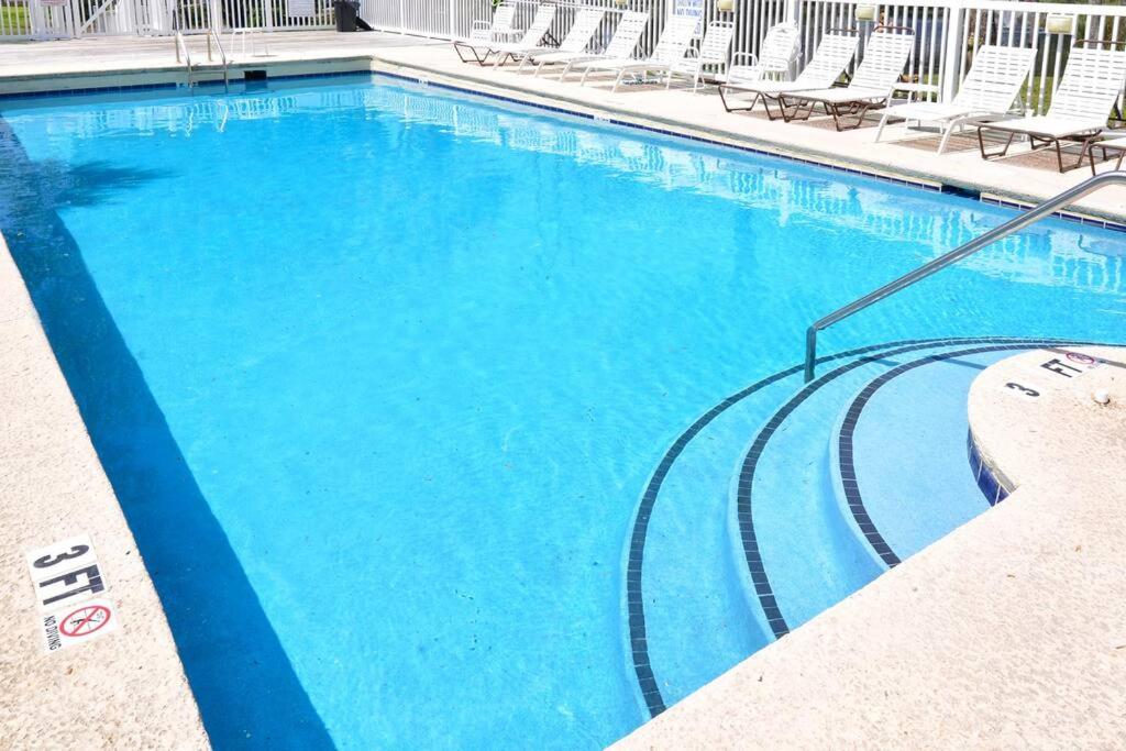 All New Luxury Beach Retreat 1 Mile to Beach w Pool内部或周边的泳池