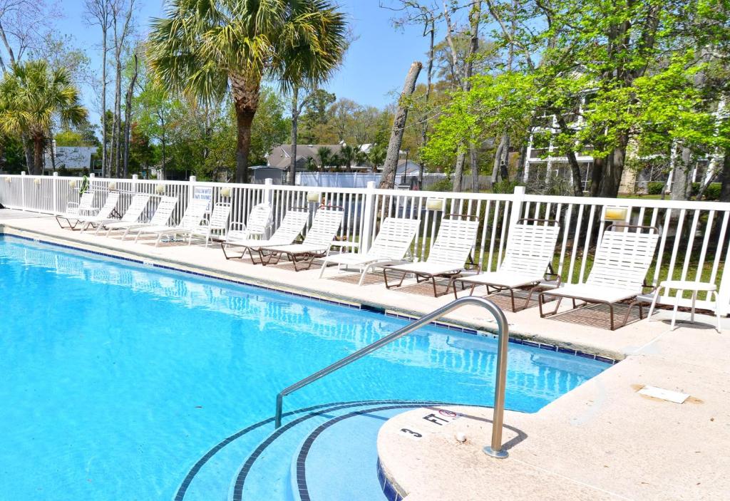 All New Luxury Beach Retreat 1 Mile to Beach w Pool内部或周边的泳池