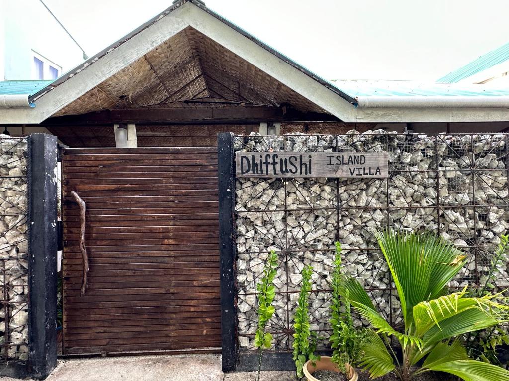 迪弗西Dhiffushi Island Villa的车库旁墙上的标志