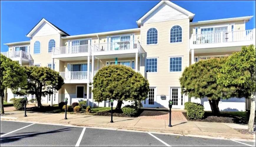 怀尔德伍德Family Friendly Beach Block Ocean View 3 BR, 2 BA, Condo near Wildwood Crest and Convention Center的前面有树木的白色大建筑