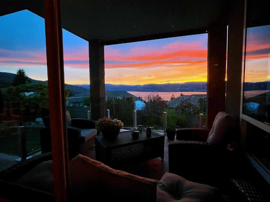 基洛纳湖景加花园景豪华别墅的透过窗户可欣赏到日落美景