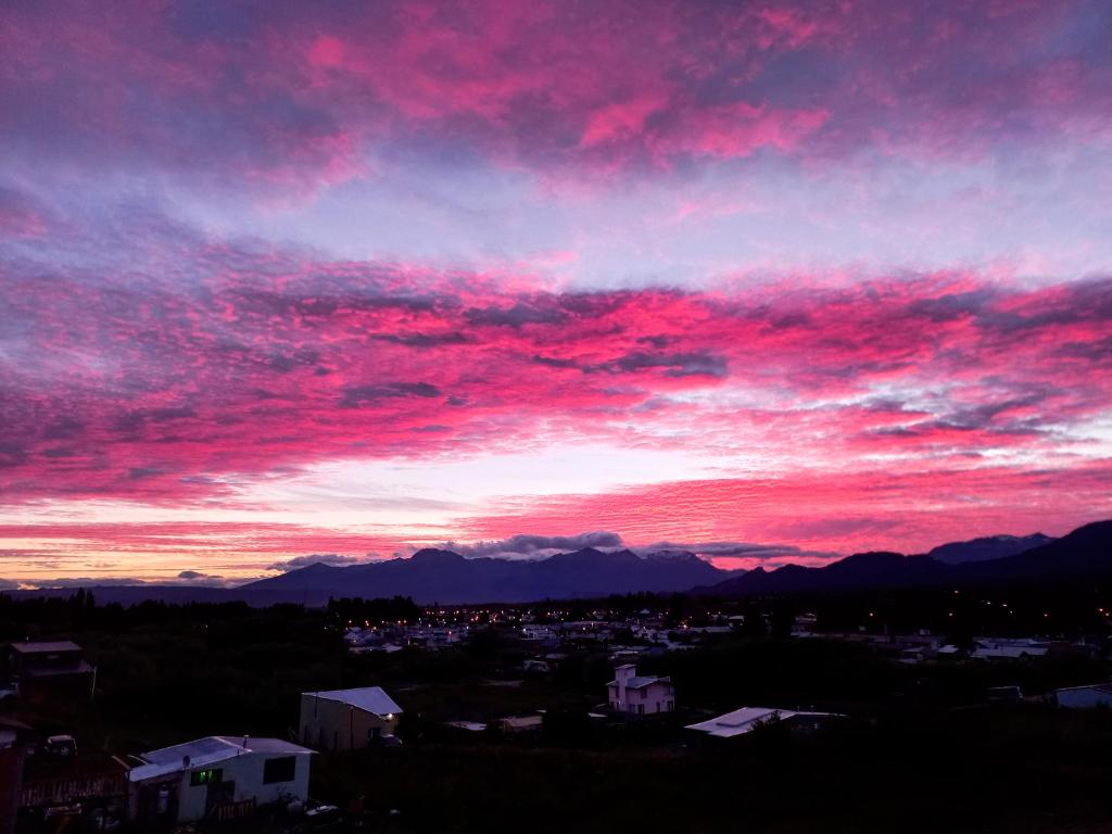 特来凡林Hostel Luan Posada de Montaña的天空中红云的日落