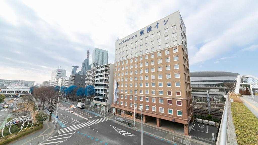 埼玉市Toyoko Inn Saitama Shintoshin的城市街道上高大的建筑