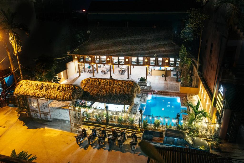 河江Odyssey Hostel, Tours & Motorbikes Rental的享有带游泳池的度假村的空中景致