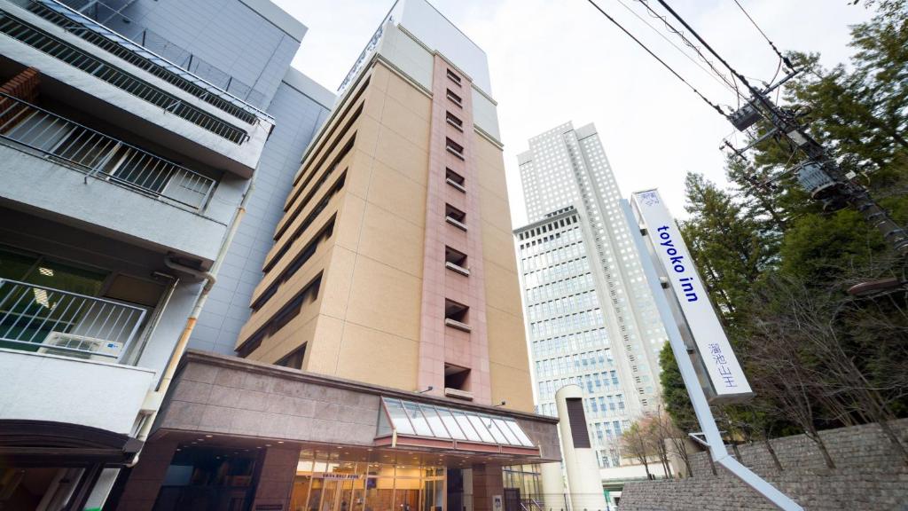 东京Toyoko Inn Tokyo Tameike-sanno-eki Kantei Minami的一座高楼城市的建筑