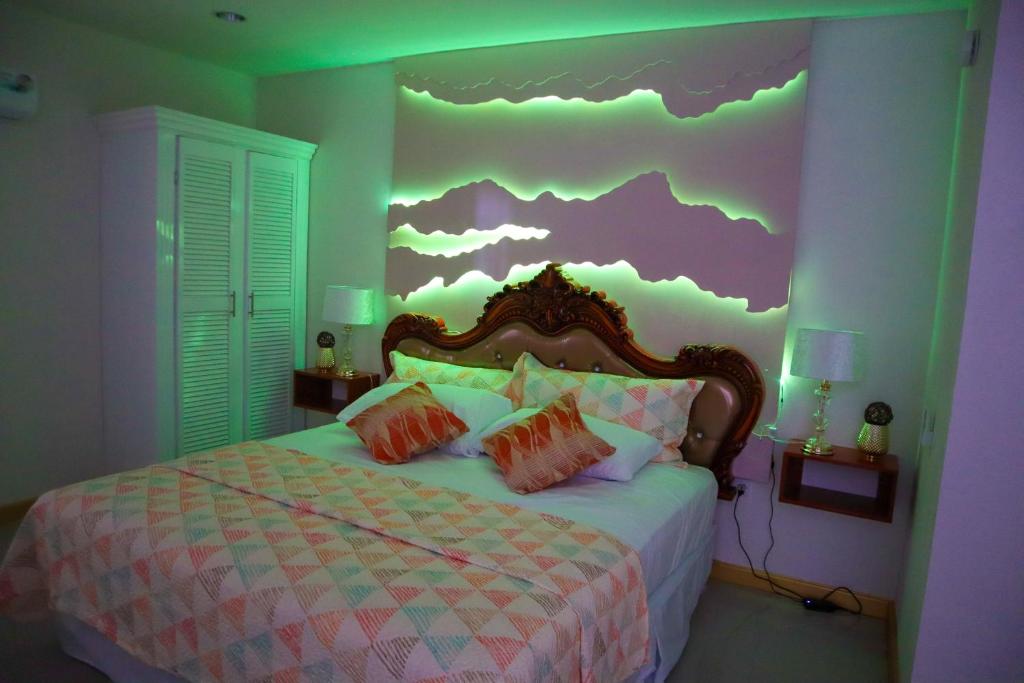 Escappé Suites的卧室配有一张带多云壁画的床。